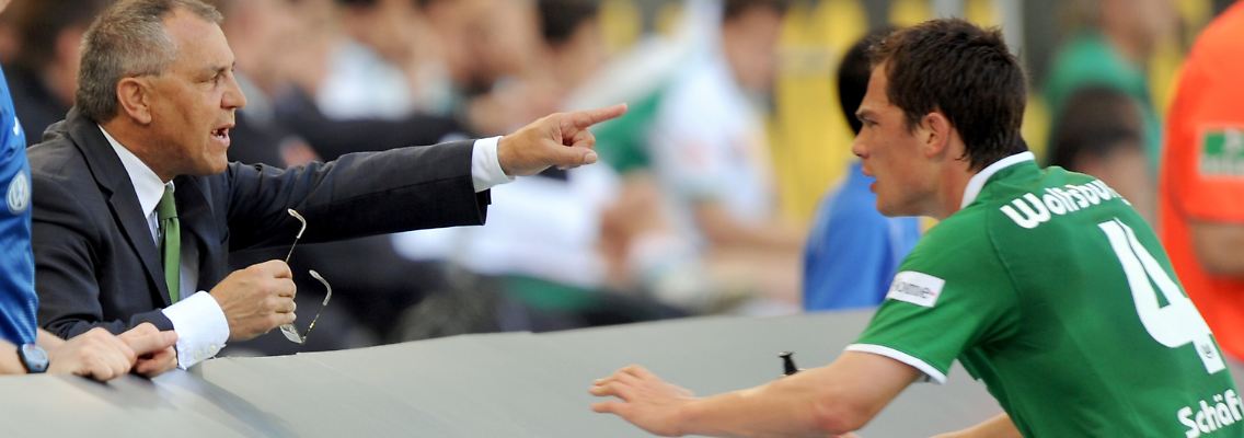 Wolfsburgs Trainer Felix Magath mit seinem Ex-Kapitän Marcel Schäfer.