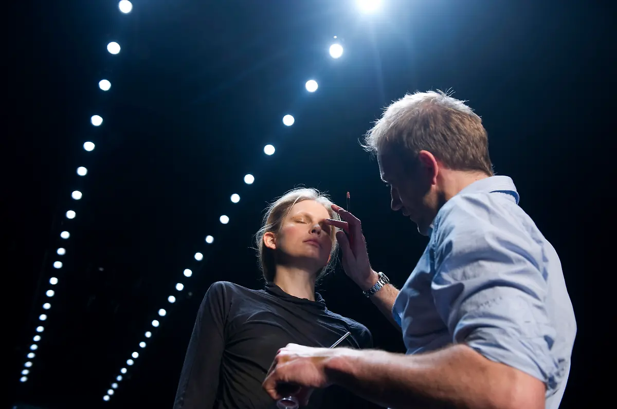 1264081687398-Germany-Fashion-Week-BRO101-jpg6349657154439436775