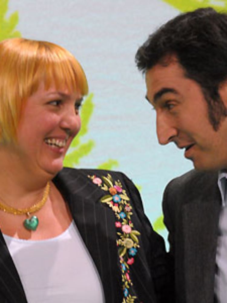 Cem Özdemir, hier neben seiner Co-Parteichefin Claudia Roth, fühlt sich eher zur SPD und den Linken hingezogen.