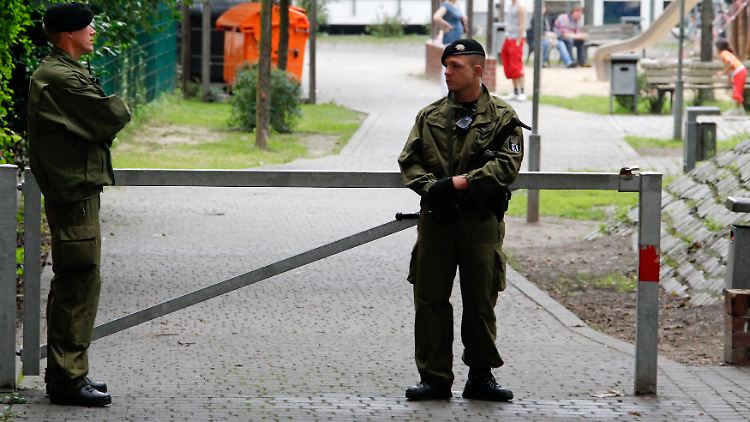 Polizisten vor Yildirims Haus.