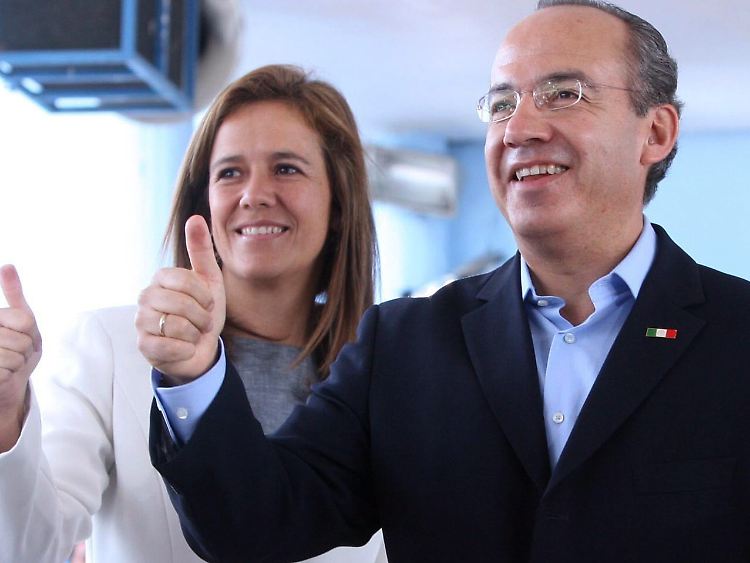 Trotz seiner Niederlage bei den Wahlen gibt sich Präsident Calderón (hier mit seiner Frau nach dem Wahlgang) optimistisch.