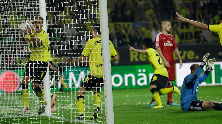 Ein Bild mit Symbolcharakter: Dortmunds Mario Götze mit dem Ball im HSV-Tor.