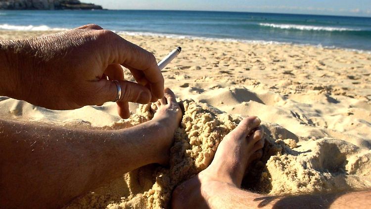 Der Tabakkonsum bleibt am Strand von Bibione weiterhin straffrei.