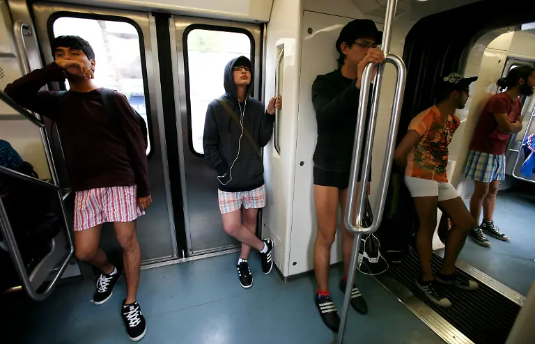 Mexico-No-Pants-Subway-Ride-MXMU110-jpg999972502841002009