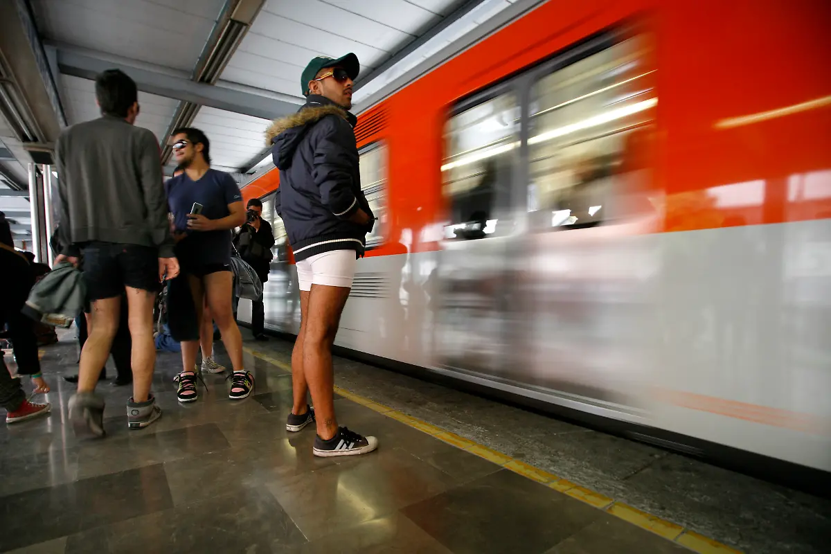 Mexico-No-Pants-Subway-Ride-MXMU103-jpg3186334853864718464
