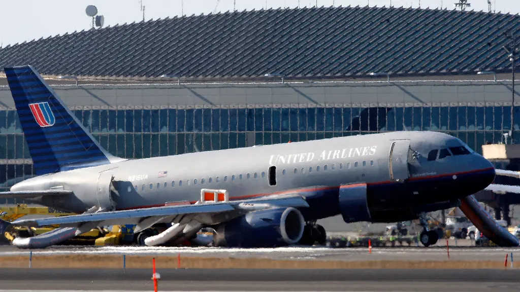 APTOPIX-Emergency-Landing-NYKW103-jpg596559716210442901