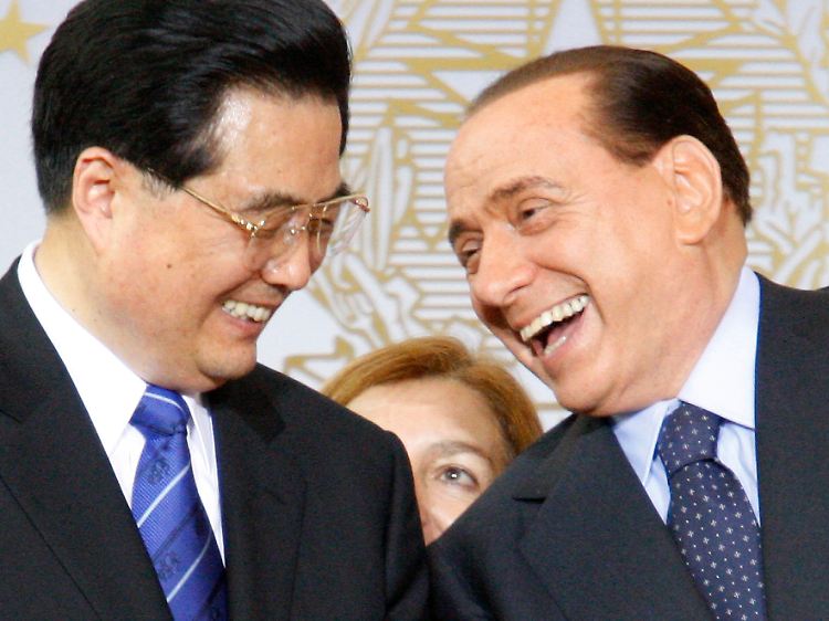 Der italienische Ministerpräsident Berlusconi freut sich über die Vereinbarung der wirtschaftlichen und kulturellen Zusammenarbeit mit Chinas Staatschef Hu.