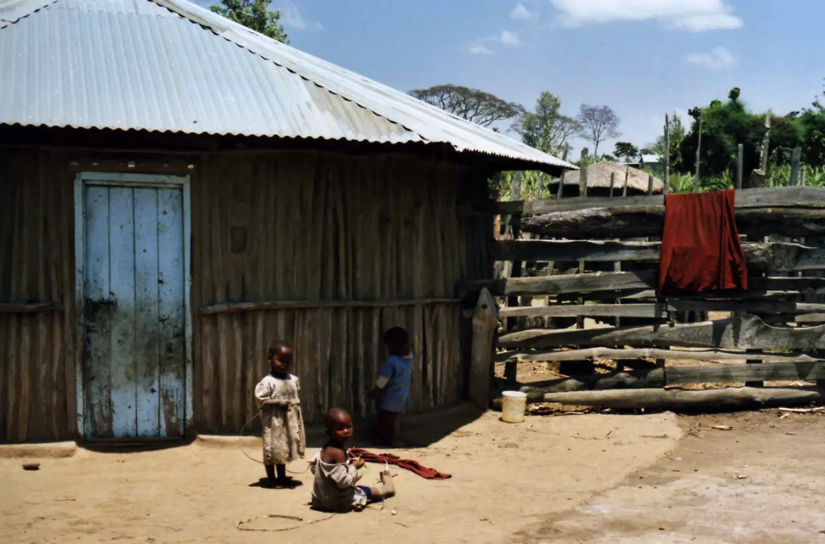 Wohnhuette-der-Waarusha-einer-Untergruppe-der-Massai-am-12-Oktober-2007-in-Kimunyak-Tansania