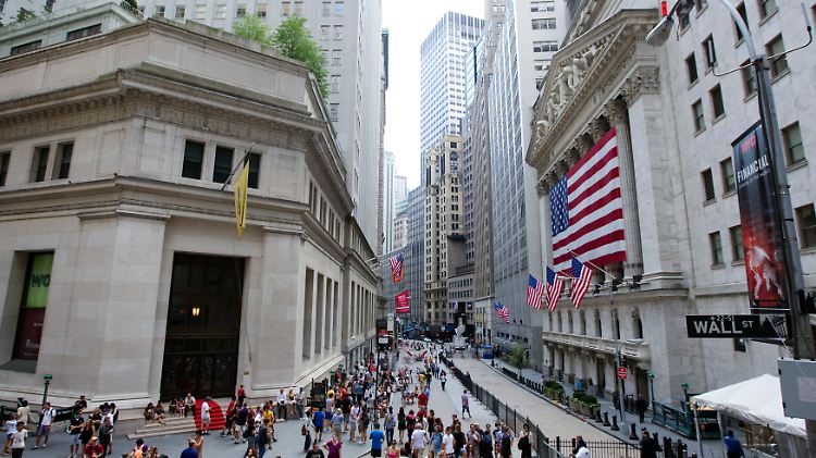 Die New Yorker Wall Street am Freitagabend.