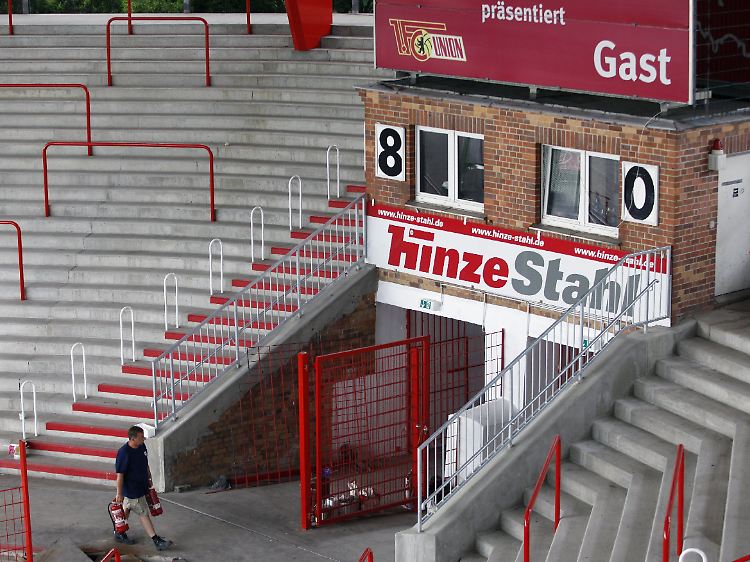 Das Kultstück des Stadions bleibt: Die einzige mechanische Anzeige-Tafel im deutschen Profi-Fußball wird weiter den Spielstand dokumentieren.