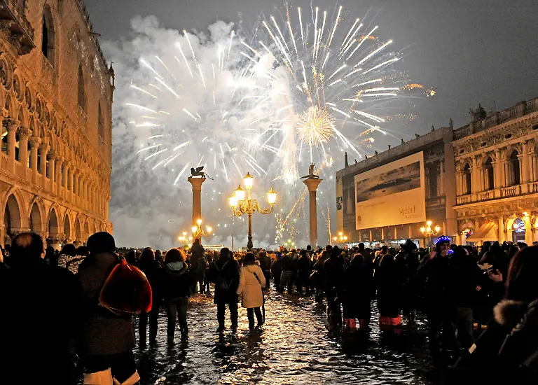 Italy-New-Year-Venice-High-Water-VEN101-jpg3074334461670380299