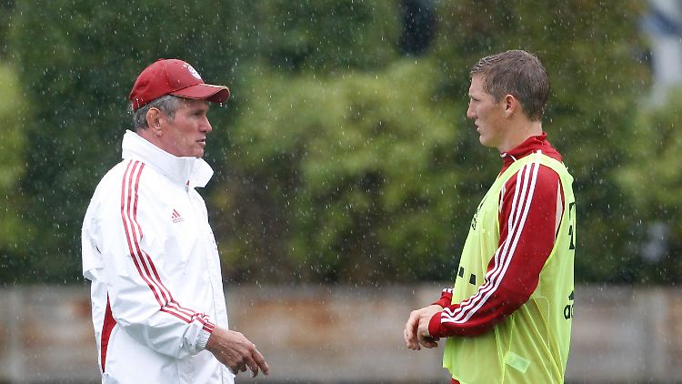 Bayern-Coach Jupp Heynckes berät mit Mittelfeldchef Bastian Schweinsteiger die Taktik gegen Gladbach.
