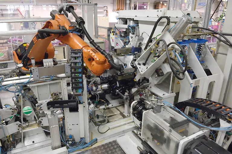 MEDIA-0805-Motorenmontage-Kalt-und-Getriebetest-3