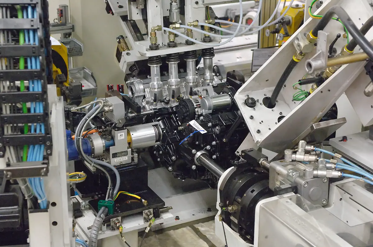 MEDIA-0805-Motorenmontage-Kalt-und-Getriebetest-1