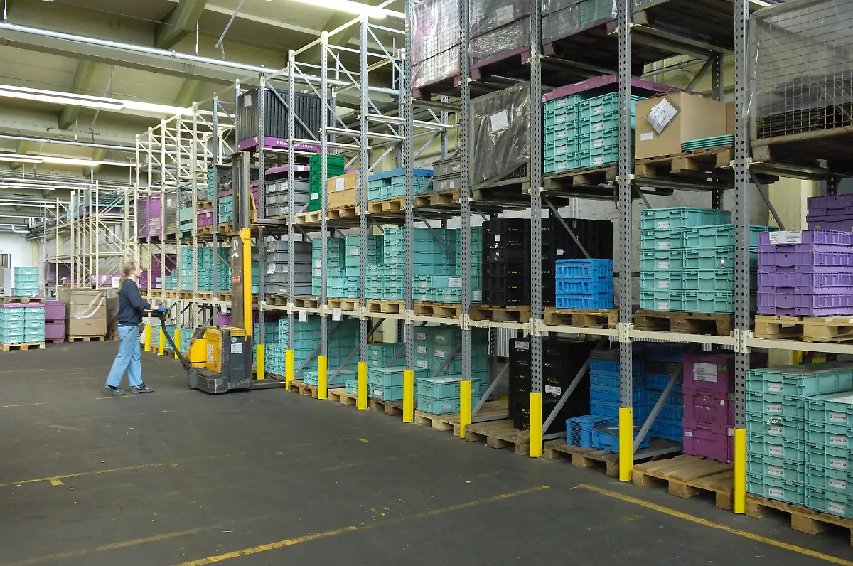 MEDIA-0805-Physische-Logistik-Regale-1