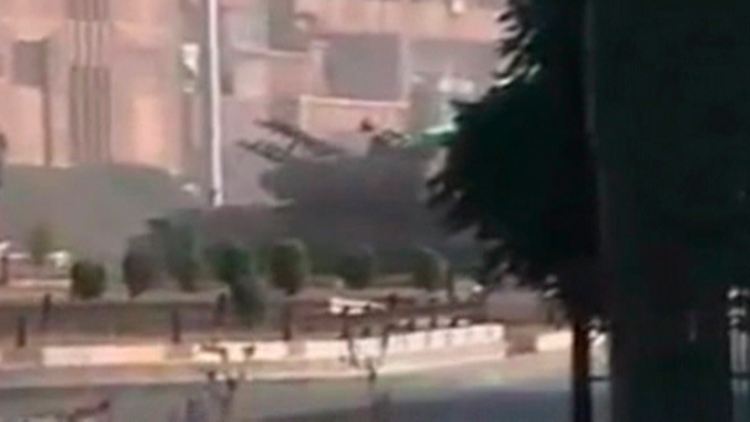 Dieses Bild von einem Amateurvideo zeigt Panzer in Hama.
