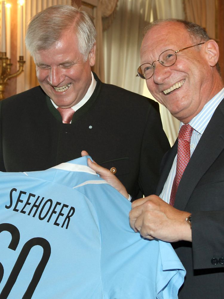 Ein Trikot der TSV 1860 München mit der Rückennummer 60 für den armen Seehofer.