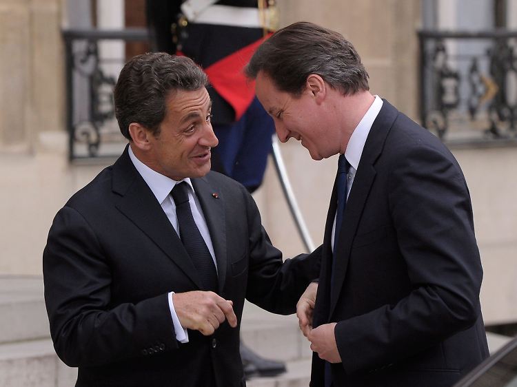 Frankreichs Präsident Sarkozy und Großbritanniens Premier Cameron wollen die Lage im Blick behalten.