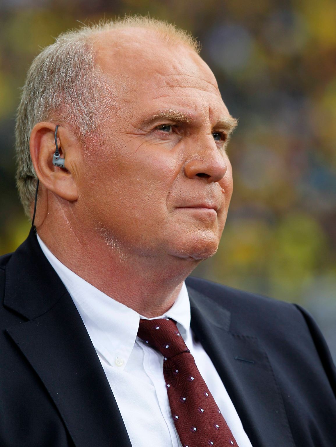 Mit Eigenlob tut sich Bayern-Präsident Uli Hoeneß oft leichter als mit Fremdlob, das ist auch in der 49. Bundesliga-Saison so. Zum Auftakt weilte Hoeneß am Freitag in Dortmund und sah das 3:1 des BVB gegen den Hamburger SV live. Viele Beobachter waren beeindruckt, Hoeneß sagte: "Für das erste Spiel war es schon sehr ordentlich."