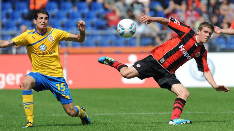 Wer hat den Ball? Der Braunschweiger Norman Theuerkauf (l) und der Frankfurter Spieler Pirmin Schwegler jedenfalls nicht.