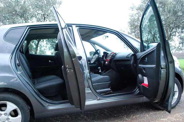 Kia-Venga-2009-12-12-12-07-02-09