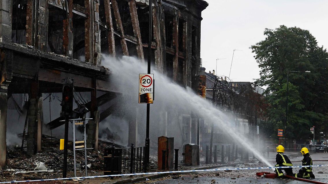 2011-08-07T180133Z_01_LON121_RTRMDNP_3_BRITAIN-RIOT.JPG8104627502539260777.jpg