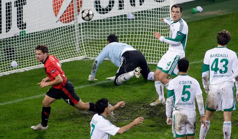 EIS27-SOCCER-CHAMPIONS-1208-11-JPG9017412408851226328