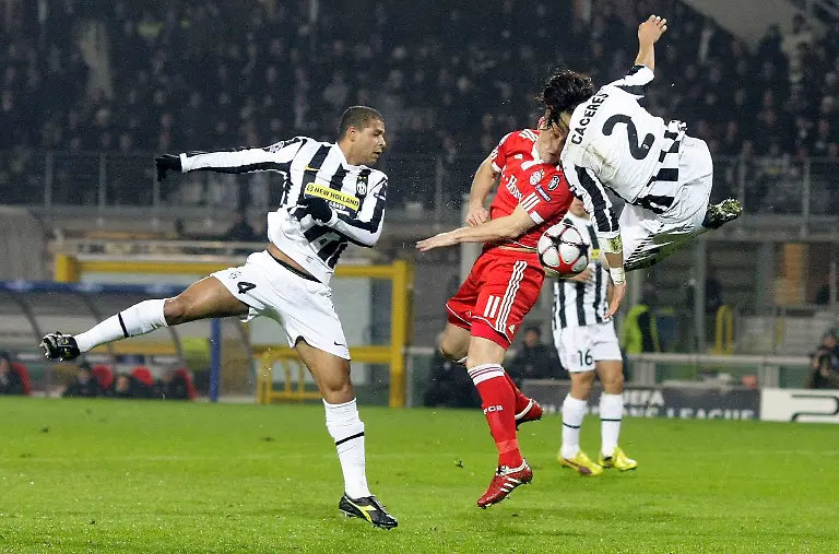 MDA05-SOCCER-CHAMPIONS-1208-11-JPG2578232288002416972