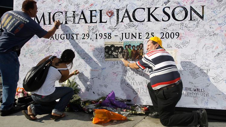 Vor dem Staples Center in Los Angeles verewigen sich Jackson-Fans auf einem Poster zu Ehren des toten Popstars.