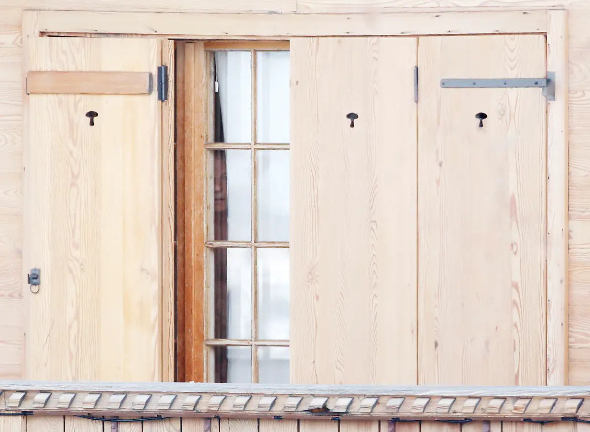 Hausarrest-Filmregisseur-Roman-Polanski-am-Fenster-seines-Schweizer-Chalets-Milky-Way