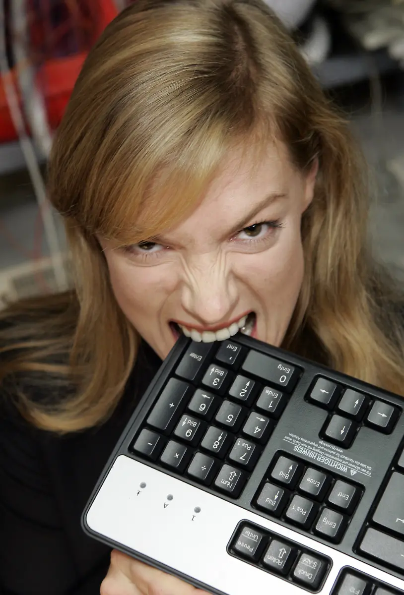 frau-beisst-in-tastatur