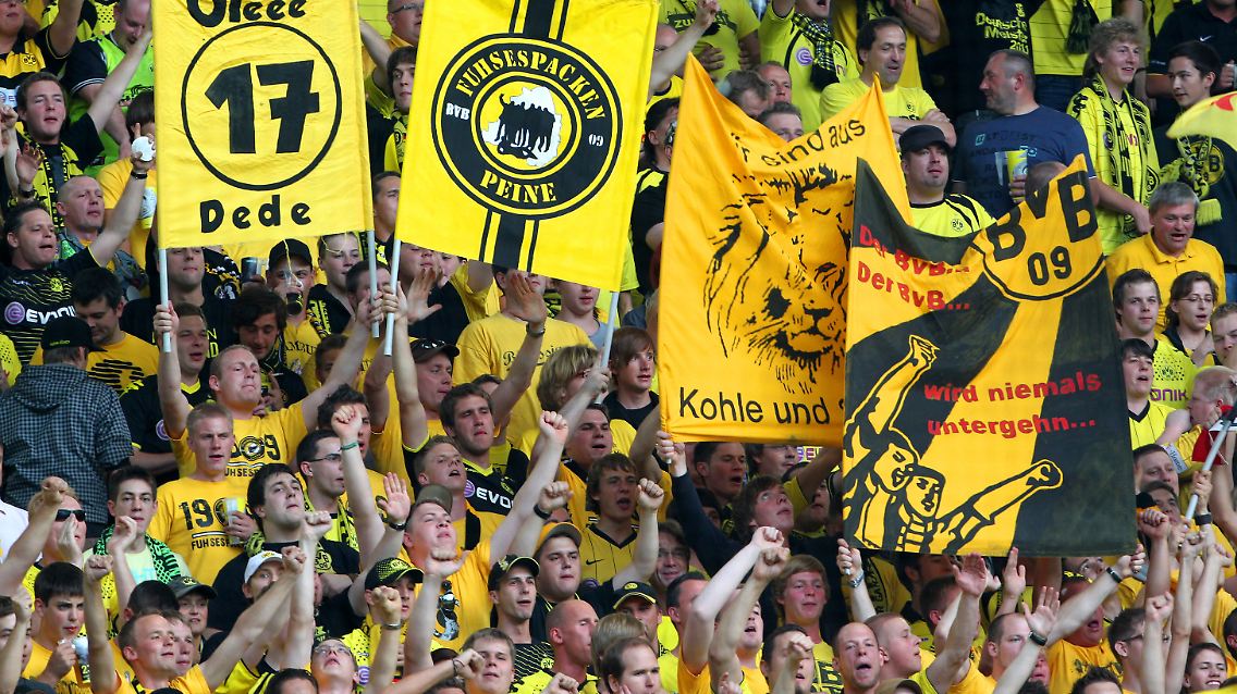Und sie feiern einfach weiter: Dortmunds Fans beim Sieg des BVB gegen Hamburg.