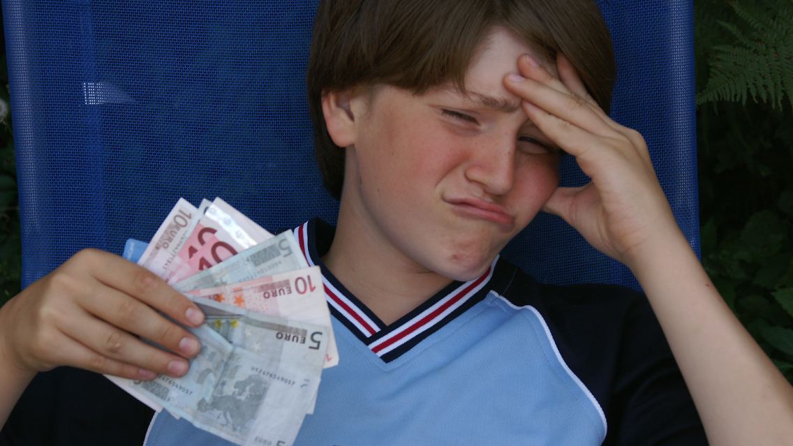 Wenn das Taschengeld für die Wünschen nicht ausreicht, kann ein Ferienjob die Lösung sein.