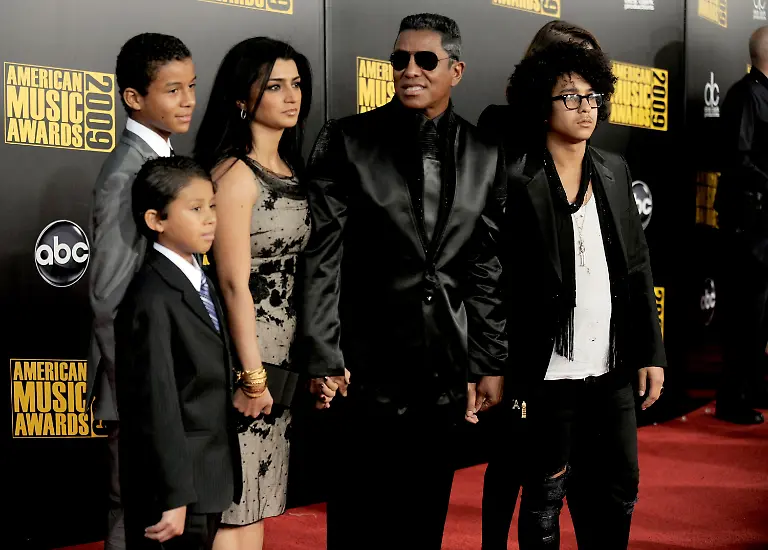 2009-AMA-Awards-Arrivals-CASH197-jpg4750471304282661067