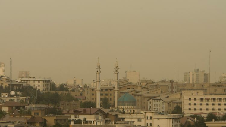 Teheran am Montag. Die Stadt liegt unter einer Dunstglocke. Die Arbeit der westlichen Medien wird weiter behindert.