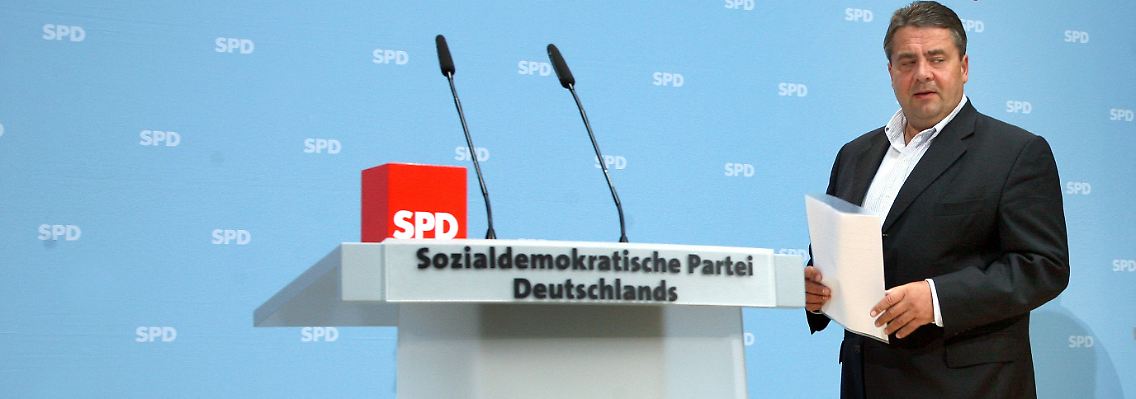 Gabriel bei der Pressekonferenz in Berlin.