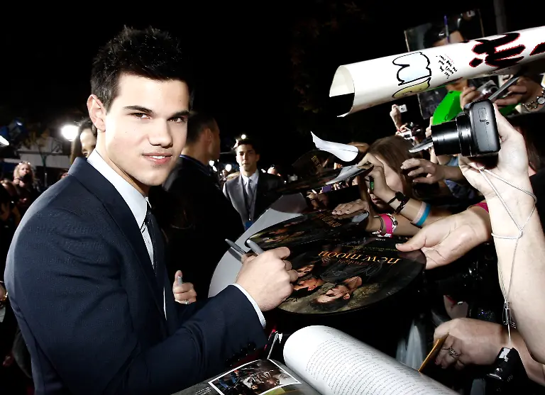The-Twilight-Saga-New-Moon-Los-Angeles-Premiere-CAGS146-jpg8445355984670493832