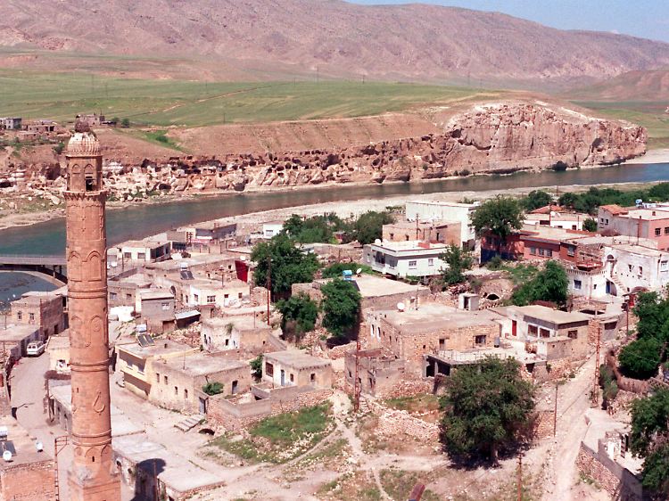 Die unteren Teile der mittelalterlichen Stadt Hasankeyf am Tigris werden in den Fluten versinken.