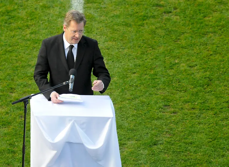 BER521-SOCCER-GERMANY-ENKE-1115-11-JPG3741744983850412684