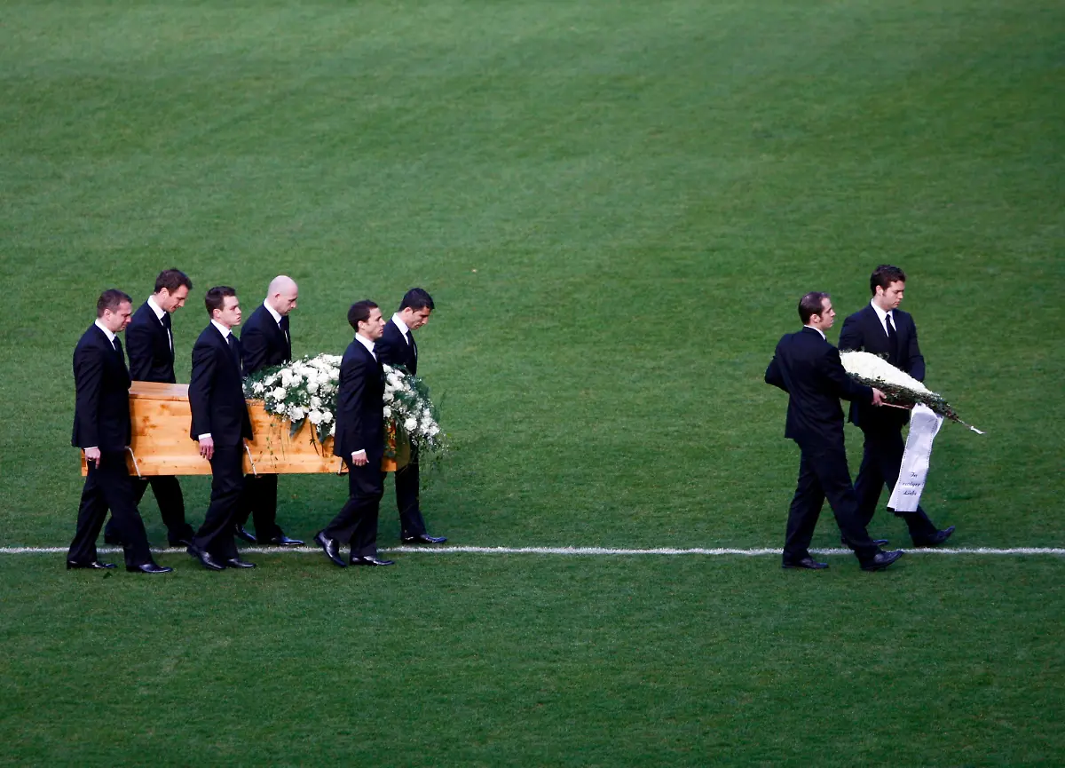 BER525-SOCCER-GERMANY-ENKE-1115-11-JPG7053214797678397345