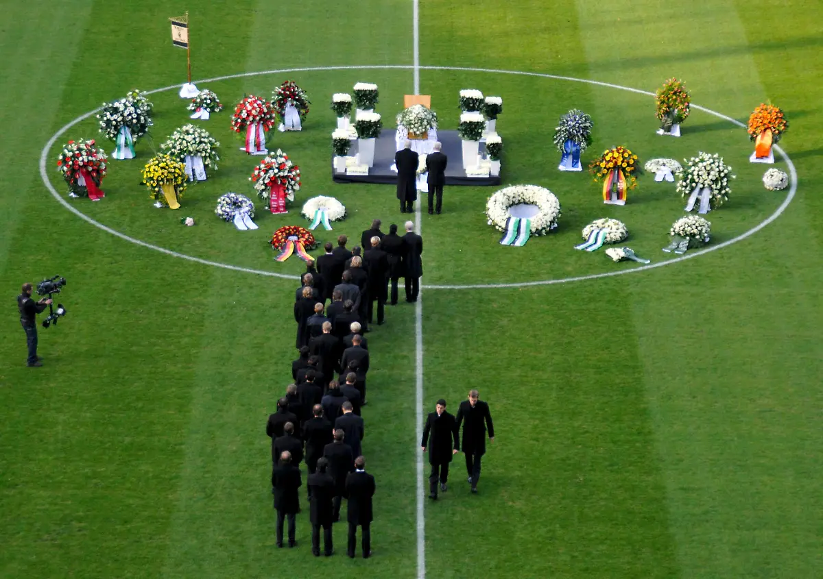 BER518-SOCCER-GERMANY-ENKE-1115-11-JPG7276383862412034151