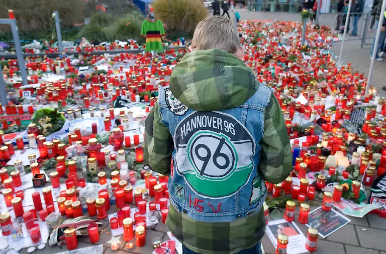 Germany-Soccer-Enke-Obit-MME112-jpg976331017702392821