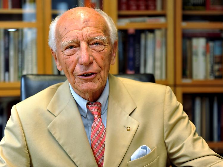 Walter Scheel hat dazu auch noch etwas zu sagen.