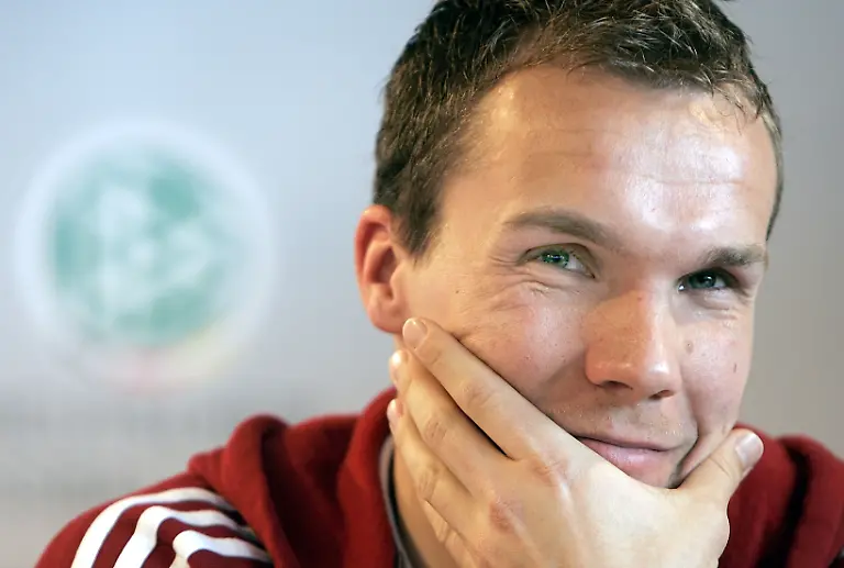 Germany-Soccer-Enke-Obit-FRA147-jpg3940769777119319961