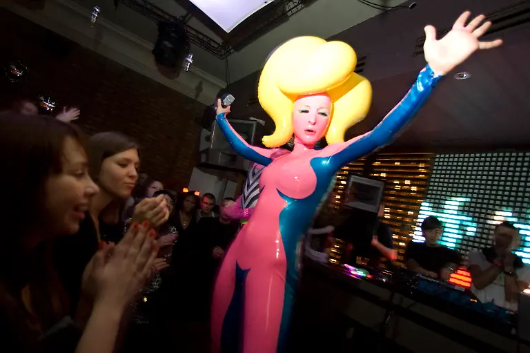 Kuenstlerin-Sascha-Frolowa-Moskau-Nachtclub