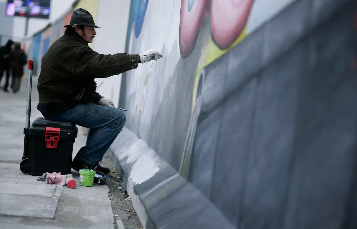 Germany-Repainting-The-Wall-KFRA507-jpg5087844220740643696