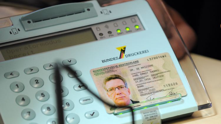 Der Ausweis des damaligen Innenministers De Maiziere auf einem Lesegerät.
