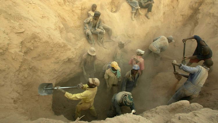 Arbeit unter welchen Bedingungen? Arbeiter in einer Diamantenmine, aufgenommen im Jahr 2006.