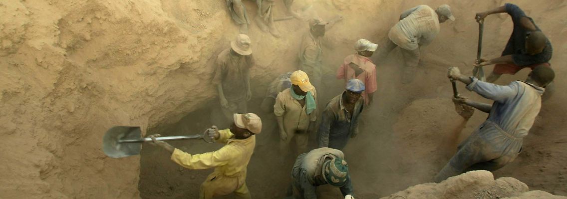 Arbeit unter welchen Bedingungen? Arbeiter in einer Diamantenmine, aufgenommen im Jahr 2006.
