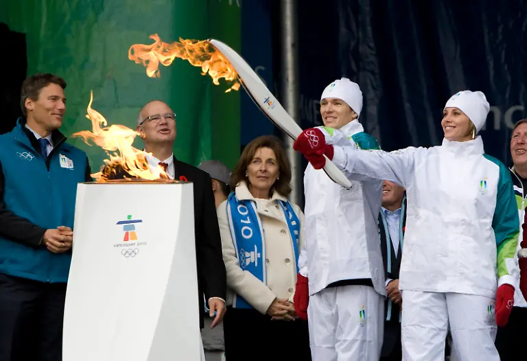 Canada-Vancouver-2010-Olympics-Tourch-Relay-JOHV116-jpg3860191655868863695